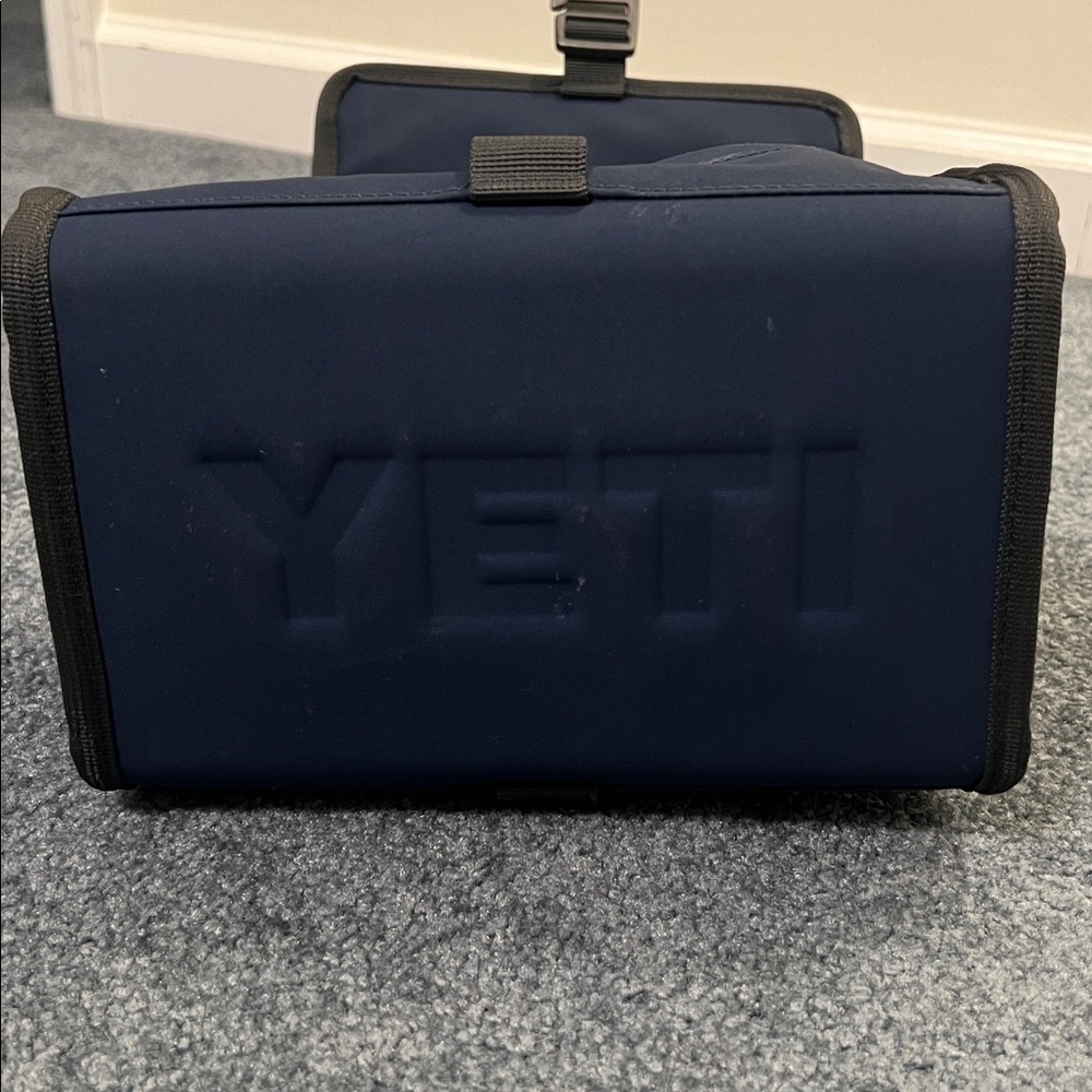 YETI Navy Blue Daytrip Lunch Bag - Picture 4 of 4